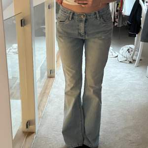 Superfina lågmidjade jeans som knappt är använda. Säljer då de inte kommer till användning. Använd gärna köp nu!  Innebenslängd: ca 80cm Midja (tvärs över): ca 36cm