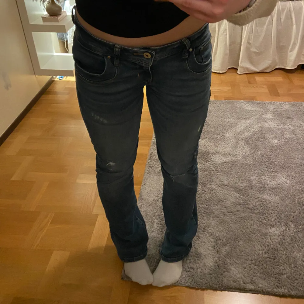 lägger upp igen! jättefina ltb jeans som tyvärr är för små för mig. obs det är inte exakt samma jeans som på första bilden, men se bild 2 och 3 för egna bilder💕. Jeans & Byxor.