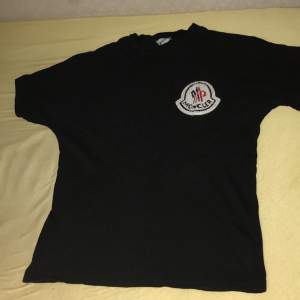 Moncler X Palm angels T-shirt jätte bra skick 