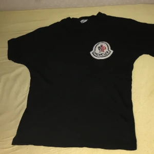 Moncler X Palm Angels T shirt - Moncler X Palm angels T-shirt jätte bra skick 