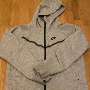 Nike kofta - Köpte den för ett tag sen men använder aldrig, säljer den för att jag inte gillar hur den sitter på mig. Perfekt skick! 