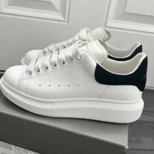 Alexander McQueens - 8/10 Cond köpte dom här på Plick, men jag har inte använt eftersom dom vad för små. Kan även bytas, jag kan lägga pengar mellan. Skickas endast