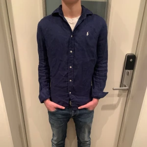 Ralph Lauren skjorta  - Fin Ralph lauren skjorta | Linne skjorta | skicket är använt | perfekt för alla väder | han på bilden är 170cm lång | kontakta mig för mer info eller liknande 😁