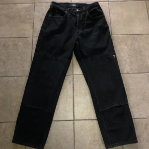 Hockey Double Knee Jeans  - Hockey Jeans i nyskick. Gjorda i USA. Storlek 32 sitter som (30/32). Nypris 1300kr
