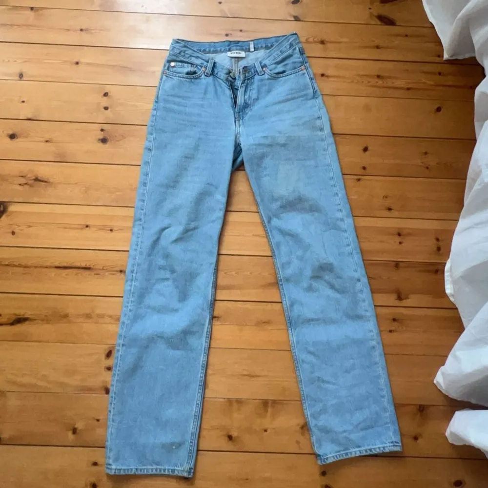 Säljer mina oanvända weekday jeans i storlek 26! . Jeans & Byxor.