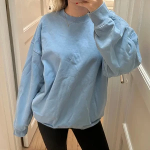 Brandy Melville sweatshirt  - Jättesnygg blå sweatshirt från brandy melville