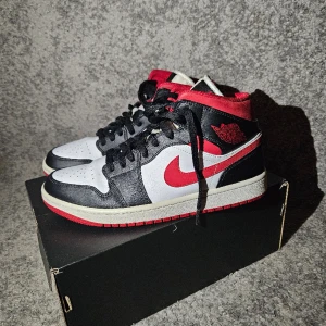Air Jordan 1 Mid - Jag säljer nu mina Jordans. De är i bra skick. Det finns lite slitage men inget med tänker på. Nypris 2 949:-  De är i storlek 42,5 och sitter perfekt.  Fraktar inom 24h📦  Pris kan diskuteras vid snabb affär!  Skick 8/10