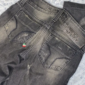 Miss sixty jeans 34 - Säljer mina ursnygga miss sixty jeans då de inte passar mig. Storlek 34 men skulle nog passa 32 också. Bootcut/straight modell. 