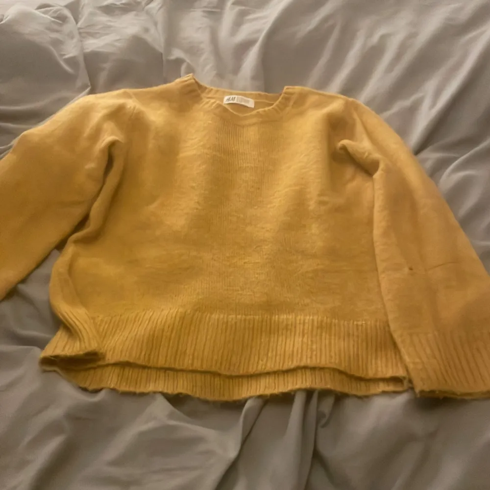 Nu säljer jag denna tröjan som är i fint skick bara att det är ett hål i vänsterarmen men det är litet och det syns knappt💕. Tröjor & Koftor.
