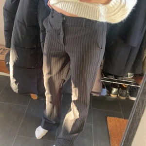 Kostymbyxor Bikbok - Säljer dessa supersnygga kosymbyxor från bikbok i modellen Vilma storlek 38! Köpta för 500 och är i nyskick! Midjemått 82cm och innerbenslängd 82cm. 