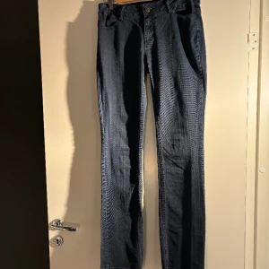 Lågmidjade jeans  - Jättesnygga Lågmidjade jeans som är långa i benen! Okänt märke, köpte second hand men aldrig använda. tyvärr för små för mig därför säljer jag dem. Skriv vid frågor eller funderingar. Innebenslängd 84cm 