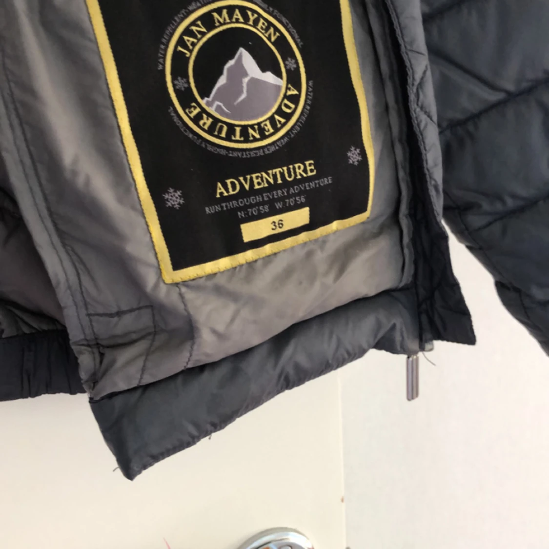 Säljer denna jacka, ej använd  - 90