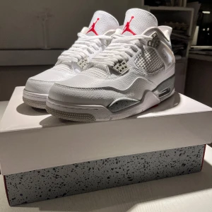 Jordan 4 ’White Oreo’ - Ett par Jordan 4 ’white oreo’ i nyskick (box medföljer). Stl 43. Nypris ca 7000kr. Skriv privat om du har frågor!