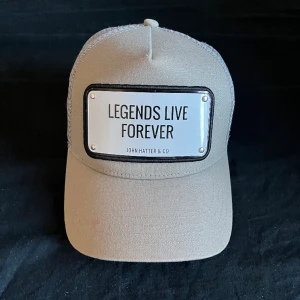 Legends live Forever John hatter keps - Den är knappast använd som man ser på bilderna några streck bara som ni ser på tredje bilden, Tyvär så har jag inte boxen eller kvitto till den, Men den skickas i ett bra skick. Om det går snabbt kan jag ta den för billigare 