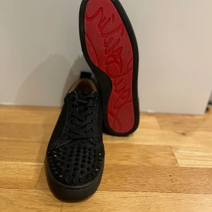 Louboutin skor - Ett par as fräscha loubs som knappt är använda!! Säljer dom pågrund av att hag ska köpa lanvins. Priset kan diskuteras vid snabb affär. Allt medföljer inklusive 11 taggar. Kvitto finns