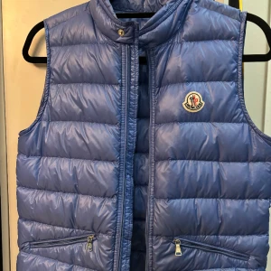 Moncler väst - Gui - Säljer min Moncler väst i modellen gui. Inga defekter, använd ett fåtal gånger. Självklart äkta. Pris kan diskuteras vid snabb affär 