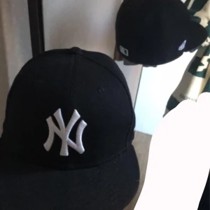 New era keps - New era keps svart nästan helt oanvänd 