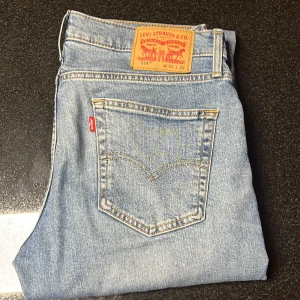 Levis 514 jeans - Säljer dessa snygga blåa jeans från Levis då de inte kommer till användning längre. Köpt för ca 1000 kr och de är i mycket bra skick. Hör av er vid några funderingar! Pris kan du diskuteras.