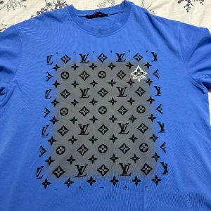 Lv t shirt - Oanvänd lv T-shirt i storlek 2xl för endast 149kr