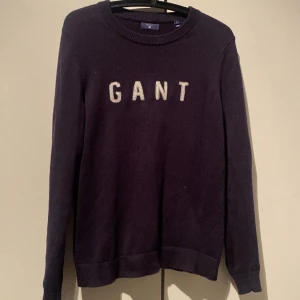 Gant tröja  - Mörkblå gant tröja i bra skick storlek S men passar M skriv för mer frågor 