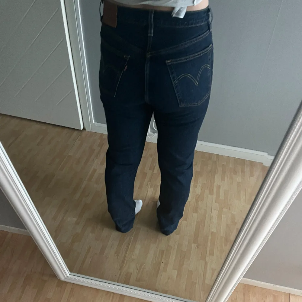Ett par fina jeans, nästan aldrig använda!  Jag säljer dessa jeans, för jag tycker att de är för högmidjade! Älskar färgen dock och hur de passar generellt!  Nypris 1250kr. Jeans & Byxor.