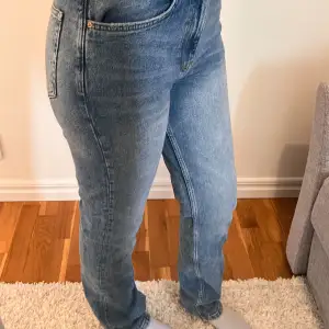 Helt oanvända långa jeans. Jätteskönt material och sitter inte åt. Jeansen är högmidjade, straight slim😊köpte dom för 500kr. Innebenslängden är 77 cm. 