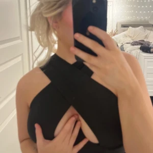 Svart topp - Svart festtopp från shein! (KÖPT för 129kr!!!) Säljer då den ej används och endast testad på, lite svårt o se kanske hur den sitter då jag inte vill show off hela min byst men skriv privat om du vill ha fler bilder, men tror det går o förstå hur den serut