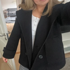 Svart kappa - Svart kappa från design by si, Inga defekter, sparsamt använd