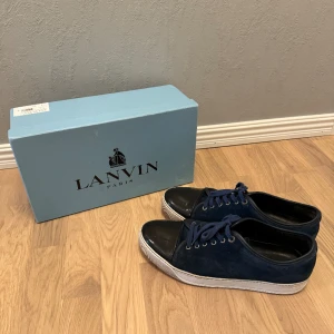 Lanvin skor  - Lanvin skor, storlek 10 vilket motsvarar 44/45. Cond 8/10. Snygga lanvin skor med ovanlig färg. Pris vid snabb affär går att diskuteras! Hör av er vid frågor! 