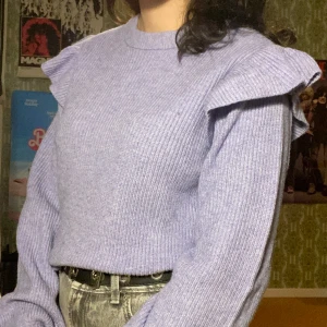 lila stickad tröja - nästan oanvänd lila stickad tröja från Vila! bara att skriva för fler bilder:D