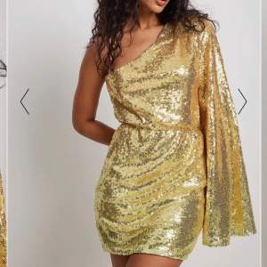 Säljer denna superfina guldiga klänning från Nakd. Den är oanvänd med lappen kvar💞 storlek 34 men passar mer som en 36