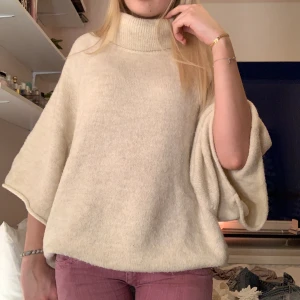 Stickad polotröja - Beige stickad polotröja med vida ärmar