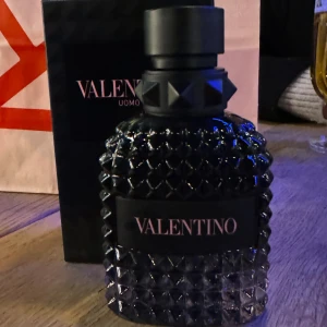 Valentino born in Roma uomo parfym - Jag har bara använt den 1 gång och då tog jag 4 spray så den är typ sprillans ny! Hör av er om ni vill ha mer info🤙🤙nypris är 950kr och jag säljer min för 550kr