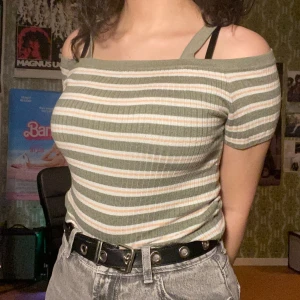 färgglad offshoulder - färgglad offshoulder köpt på H&M men som tyvärr inte kommit till användning.  bara att skriva för fler bilder<3