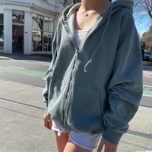 Zip up hoodie brandy melville - Säljer denna zip up hoodie från brandy Melville som är använd några gånger. Den är i väldigt bra skick och är oversized. 