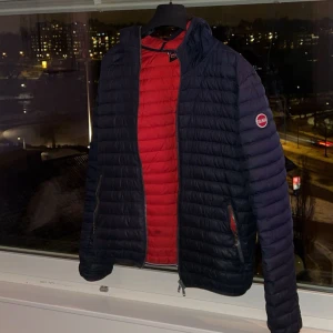 Vår/höst Colmar jacka - Säljer nu denna Colmar Jacka då jag växt ur den. Det är en perfekt jacka nu till våren! Storlek Xs.  Jackan har en liten skada på ärmen som jag kan skicka på om ni är intresserade! Det är bara att höra av sig om du vill ha fler bilder!💛