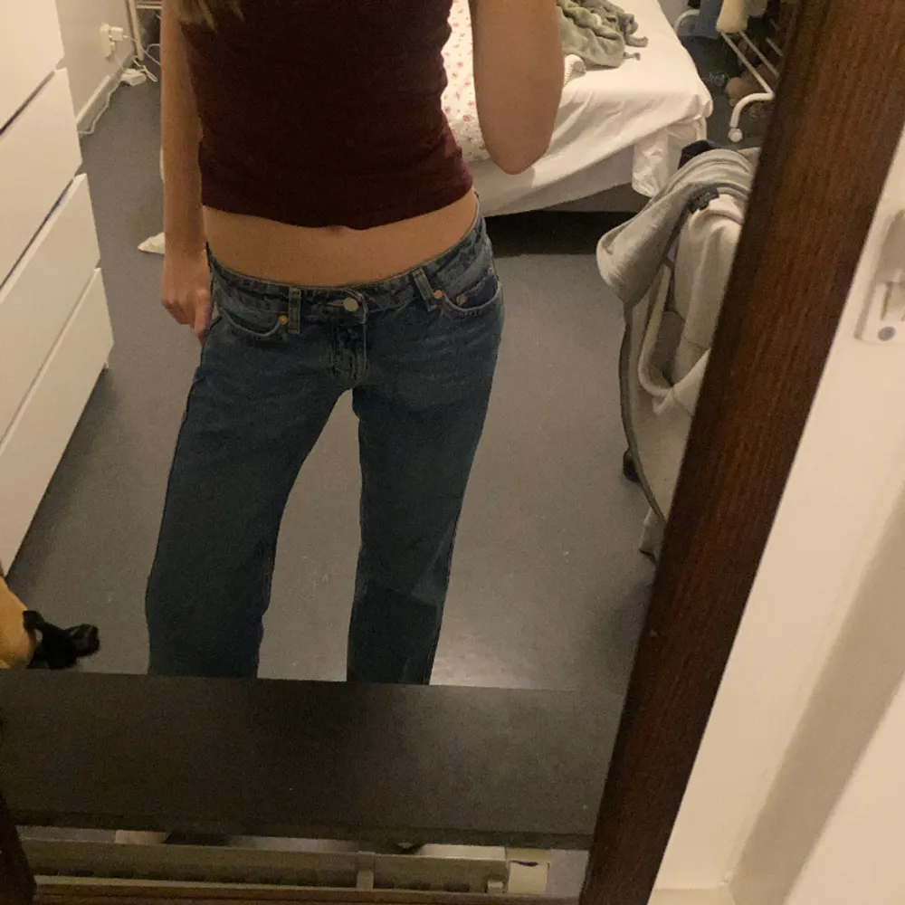 Sköna weekday jeans som nästan aldrig är använda . Nypris 500 . Jeans & Byxor.