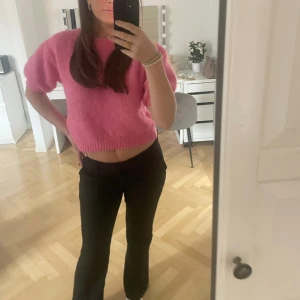 Stickad tröja  - Super fin stickad tröja, kommer från zara men säljs inte längre tröjan är i fint skick. Bara skriva för fler bilder❣️