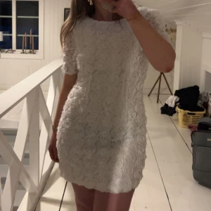 Vit klänning!  - Vit klänning med blommor, perfekt till studenten!