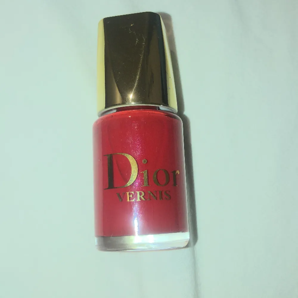 En Dior naglack i färgen röd som inte kommer till användning. Knappt använt, nypris ca 400kr. Övrigt.