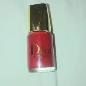 En Dior naglack i färgen röd som inte kommer till användning. Knappt använt, nypris ca 400kr