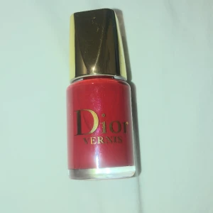 Dior  - En Dior naglack i färgen röd som inte kommer till användning. Knappt använt, nypris ca 400kr