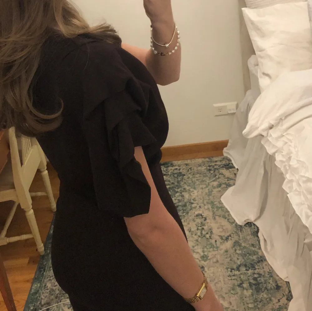 Säljer denna superfina draperade klänning från zara som är helt oanvänd! 💘. Klänningar.