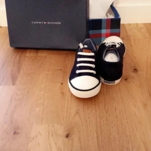Tommy Hilfiger skor i storlek 28 - Helt NYA , med kartong! 