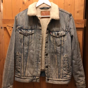 Levis jacka - sherpa  - Sparsamt använd  Herr storlek S Inga fel 