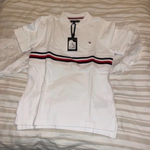 Tommy Hilfiger piké tröja  - HELT NY! Ordinarie pris 649kr 