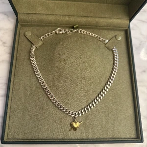 Maria Nilsdotter halsband  - Säljer nu mitt fina Maria Nilsdotter halsband, använt endast fåtal gånger⚡️ Silver kedja med ett guldigt hjärta i fram🤍