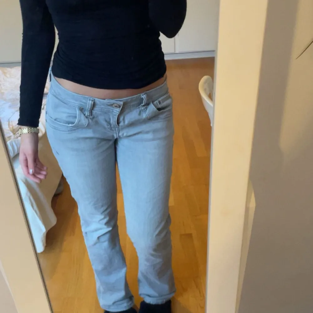 Jättesnygga LTB valerie jeans. Säljer då de sällan kommer till användning. Bra längd på mig som är 169 cm. Skriv för mått💕. Jeans & Byxor.