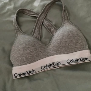  Calvin Klein topp - Grå topp🩶är lite sönder på ryggen
