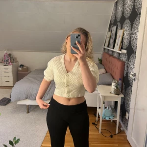 Supersöt stickad blus/topp - En superfin stickad topp från  NA-KD. Använd fåtal gånger och är i väldigt fint skick. Alla knappar sitter på plats och tröjan har inga maskar eller fläckar.